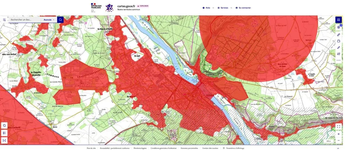 Carte officielle des restrictions pour drones sur cartes.gouv.fr : l’agglomération de Vernon et Saint-Marcel apparaît entièrement en rouge, la campagne alentour en blanc et vert.