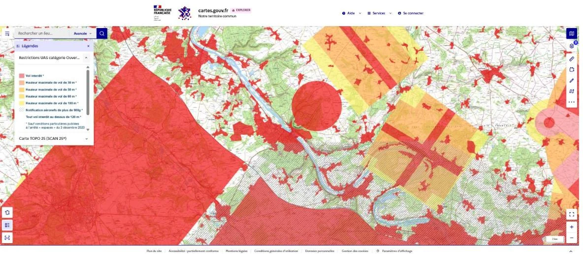 Carte des restrictions drones avec la légende officielle ouverte : vol interdit, hauteur maximale de 30, 50, 60 ou 100 mètres, et notification pour les aéronefs de plus de 900 grammes.