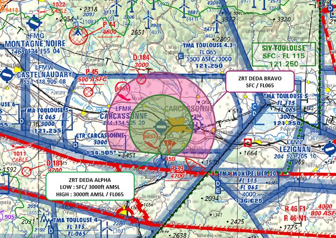 Carte OACI : zones réglementées ZRT DEDA ALPHA (demi-disque vert) et ZRT DEDA BRAVO (demi-disque rose) autour de l’aérodrome de Carcassonne-Salvaza